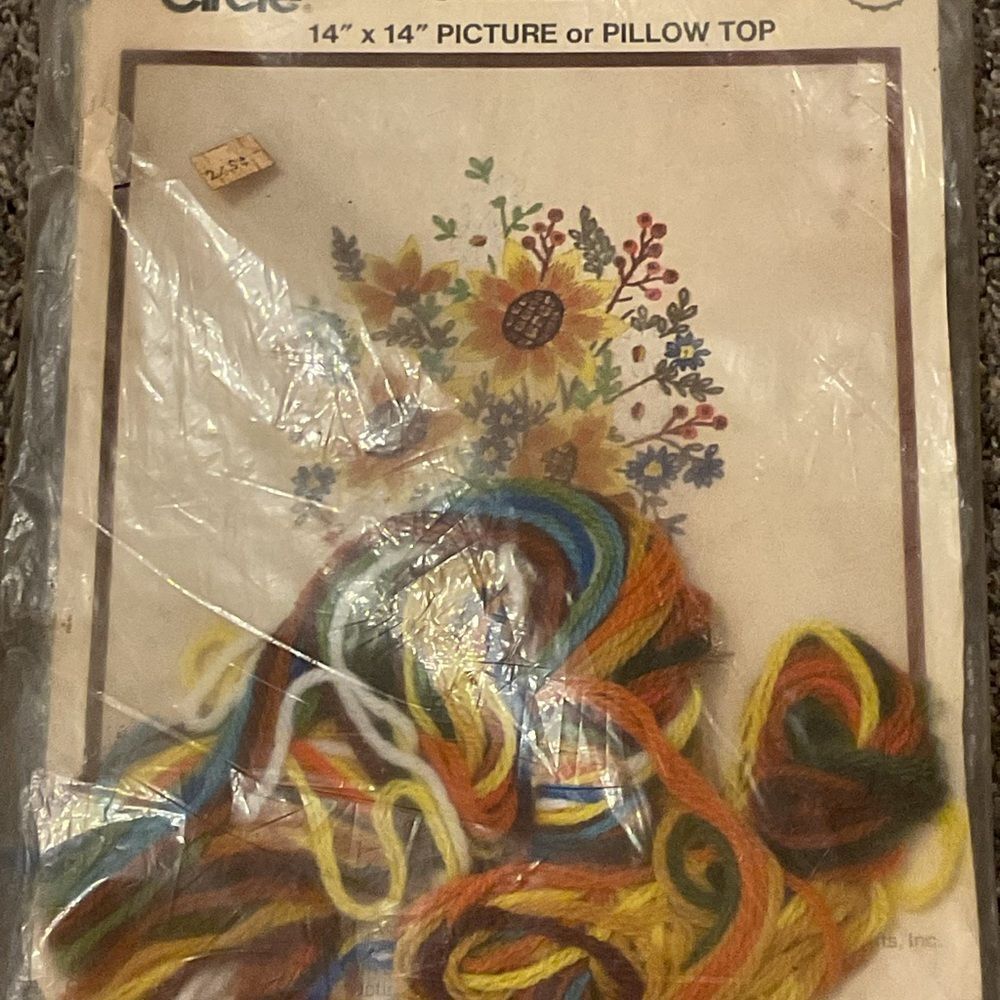Vintage Family Circle Sunflower Embroidery/Tuft Kit with Multicolor Yarn